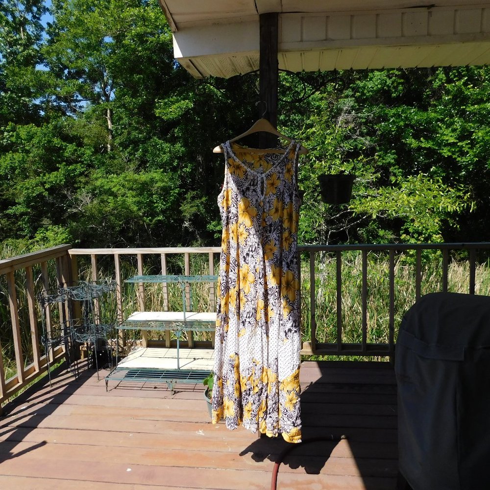 Long informal dress. Size Medium. Floral Print
